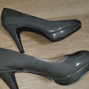 Gray patent leather pump with 1 in toe box riser.